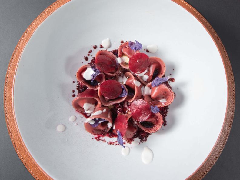 Image 0 - Beetroot ravioli with smoked butter and Ticino goat cheese fondue - The recipe